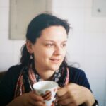 Moça com caneca bebendo café